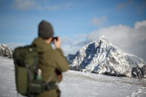 The photographer photographs the mountaintop